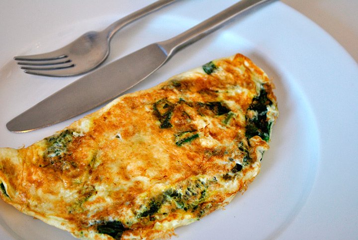 Aprenda a fazer um omelete rápido e saboroso