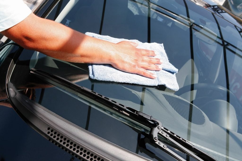 Como limpar bem o vidro do seu carro
