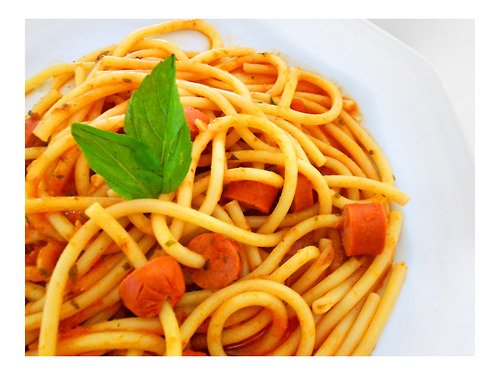 Spaghetti com molho e salsicha - um almoço rápido super massa!