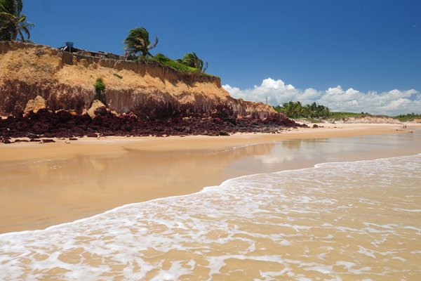 Data: 13/01/2010 - BA - Mucuri - Praia da Costa Dourada, em Mucuri na Bahia. Matéria sobre praias desertas - Editoria: Cidades - Foto: Gabriel Lordêllo - GZ
