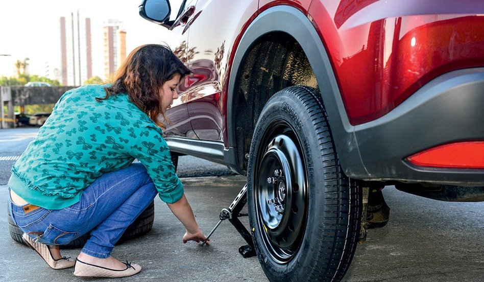 Guia para mulheres: dicas de como trocar o pneu do carro 