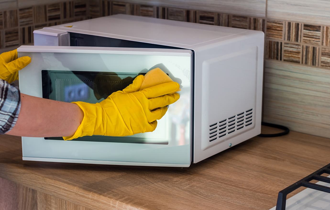 Como fazer a limpeza do seu forno micro-ondas