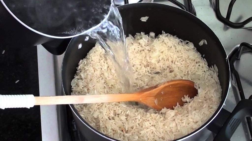 Despejando água no arroz