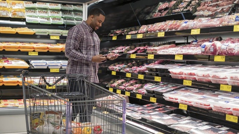 Comprando carne no supermercado