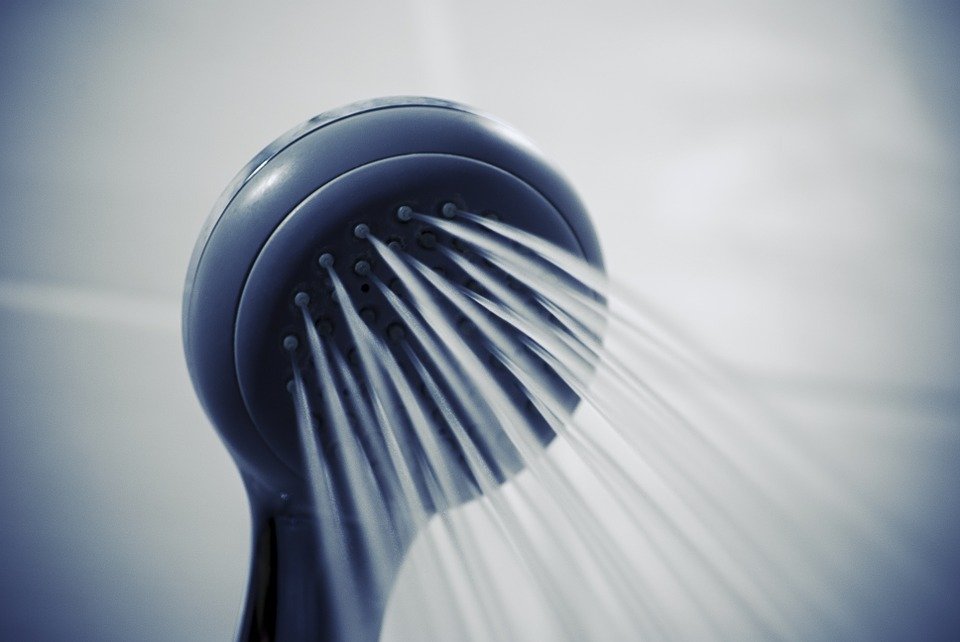 O vapor do chuveiro ajuda em umedecer a casa