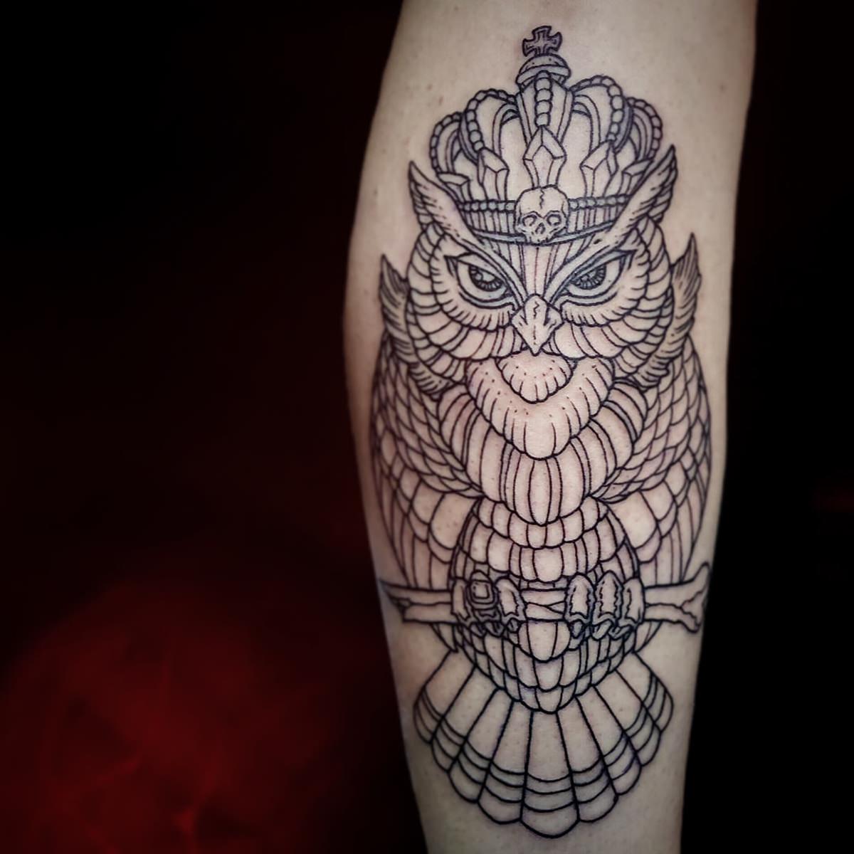 Coruja rei tatuada no braço