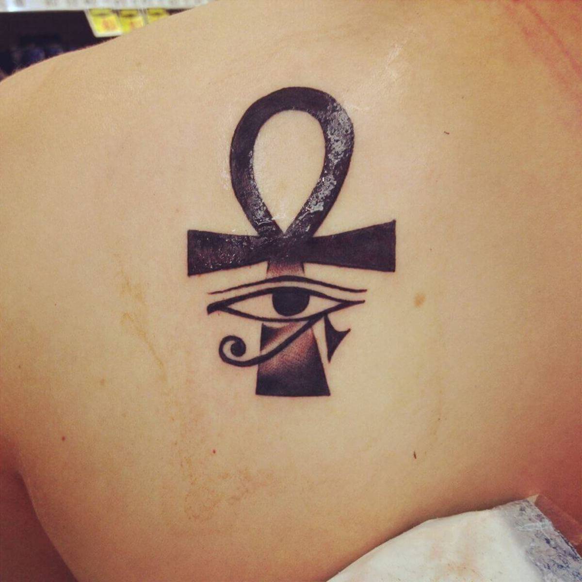 Olho de Horus tatuada nas costas