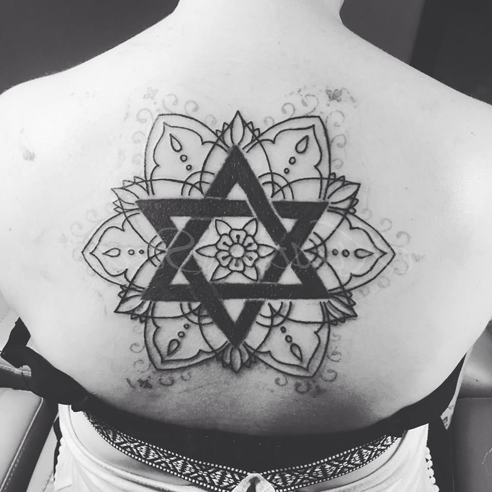 Tatuagem feminina estrela de Davi e mandala