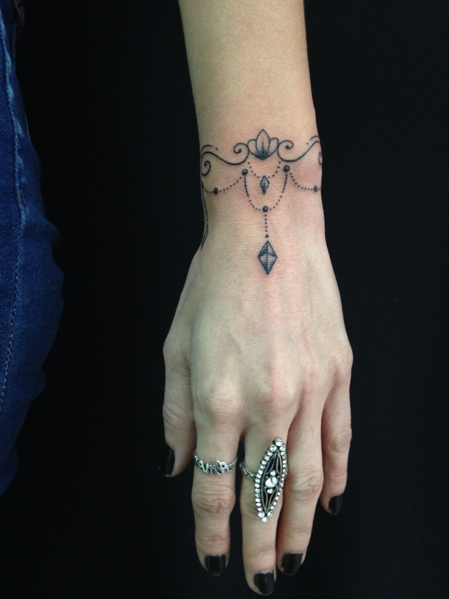 Desenhos de joias tatuadas no pulso