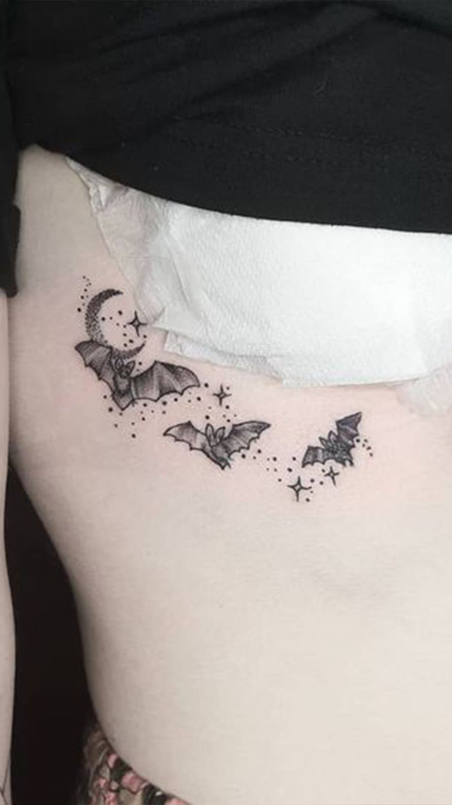 Tatuagem mística de morcegos à noite