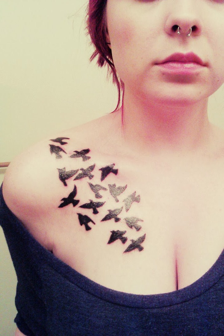 Tattoo de vários pássaros voando