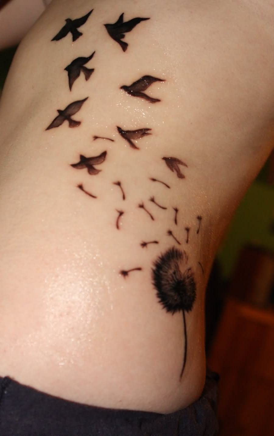 Tatuagem de pássaros voando (simples e delicada)
