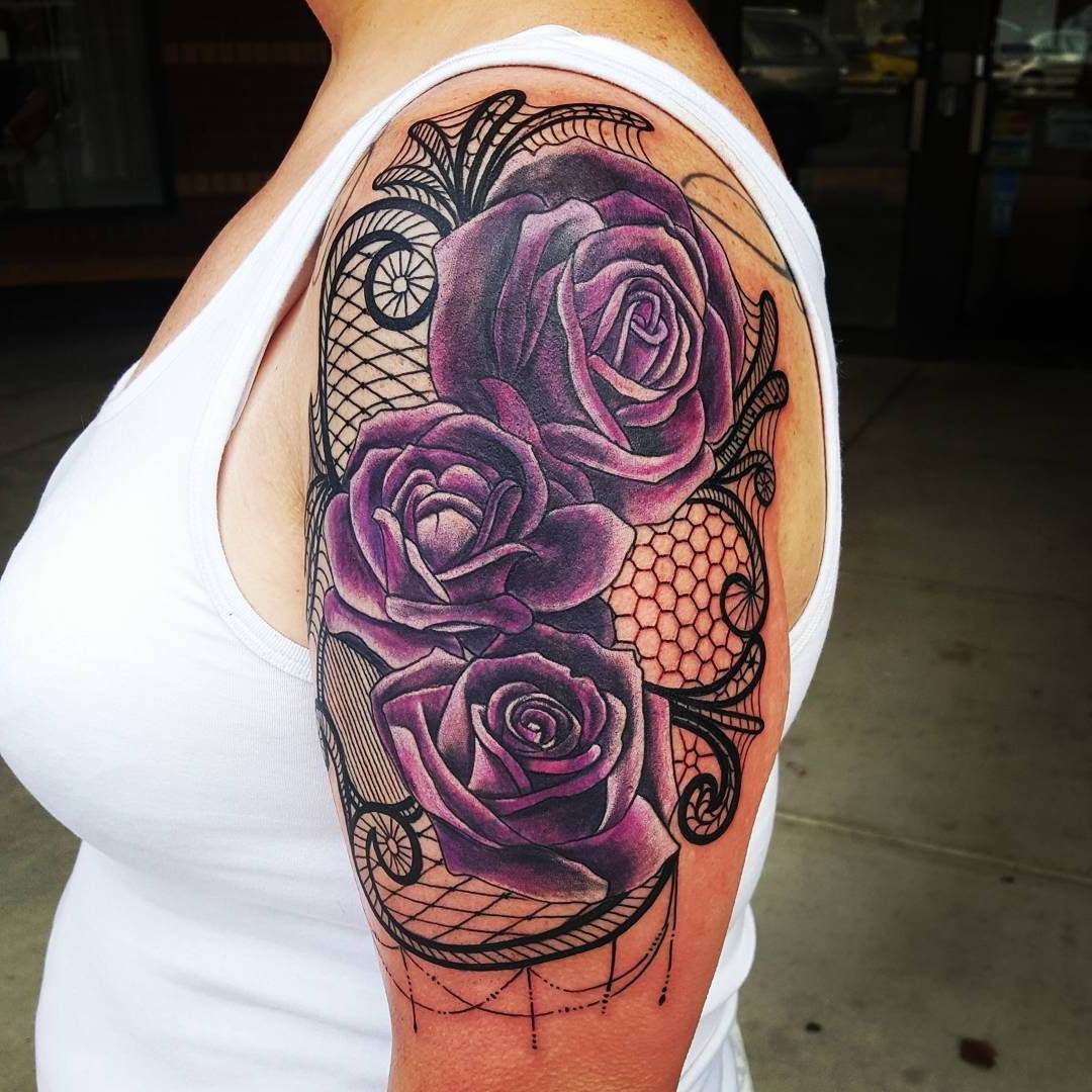 Rosa violeta tatuada no braço