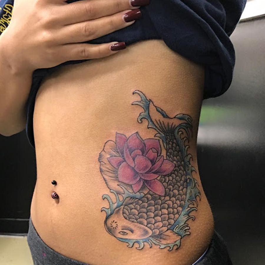 Tatuagem feminina do signo de peixes