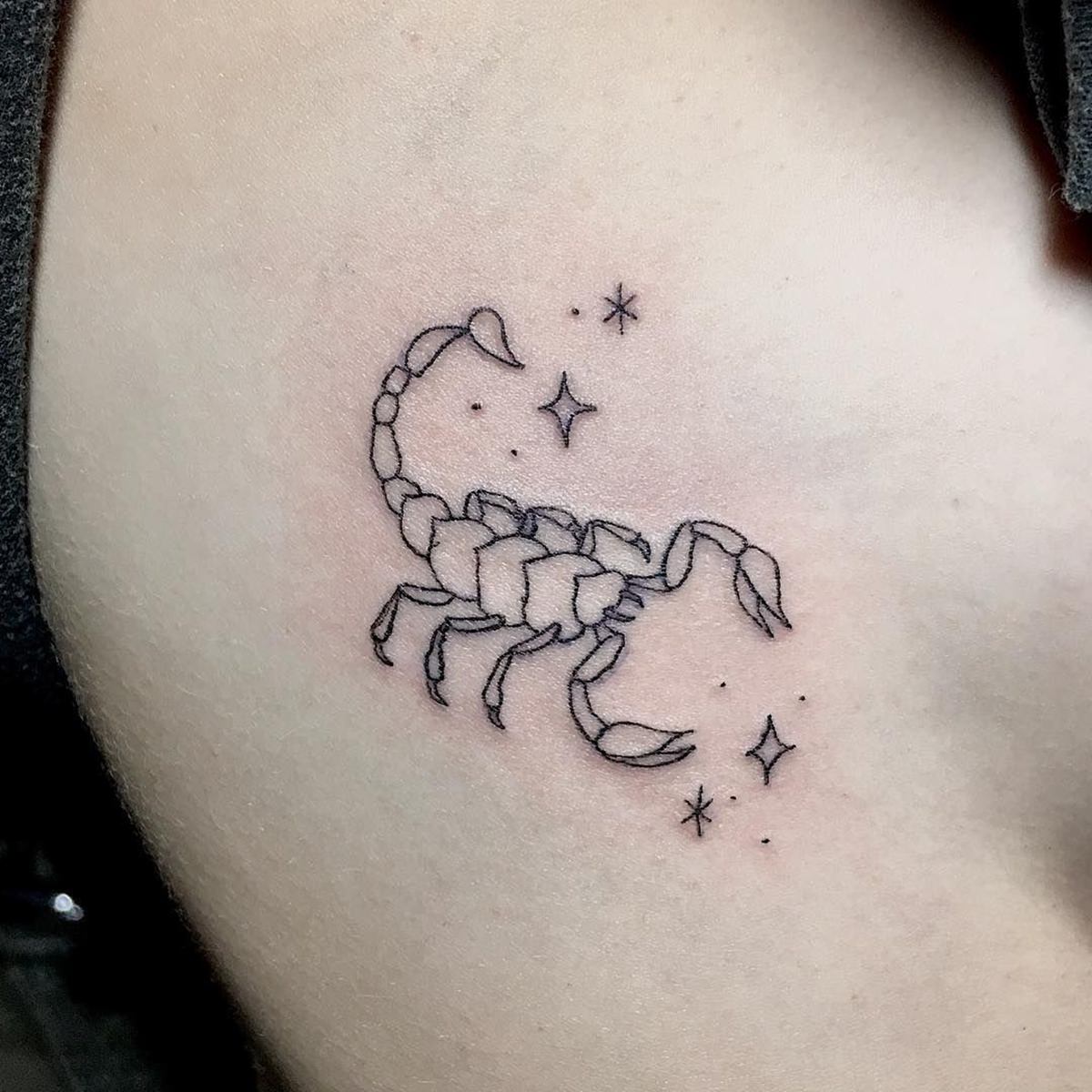 Signo de escorpião tatuado no corpo