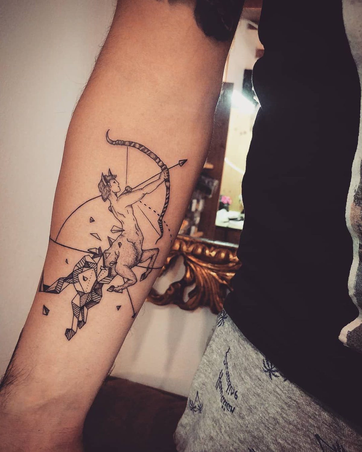 Tatuagem feita no braço do signo de capricórnio