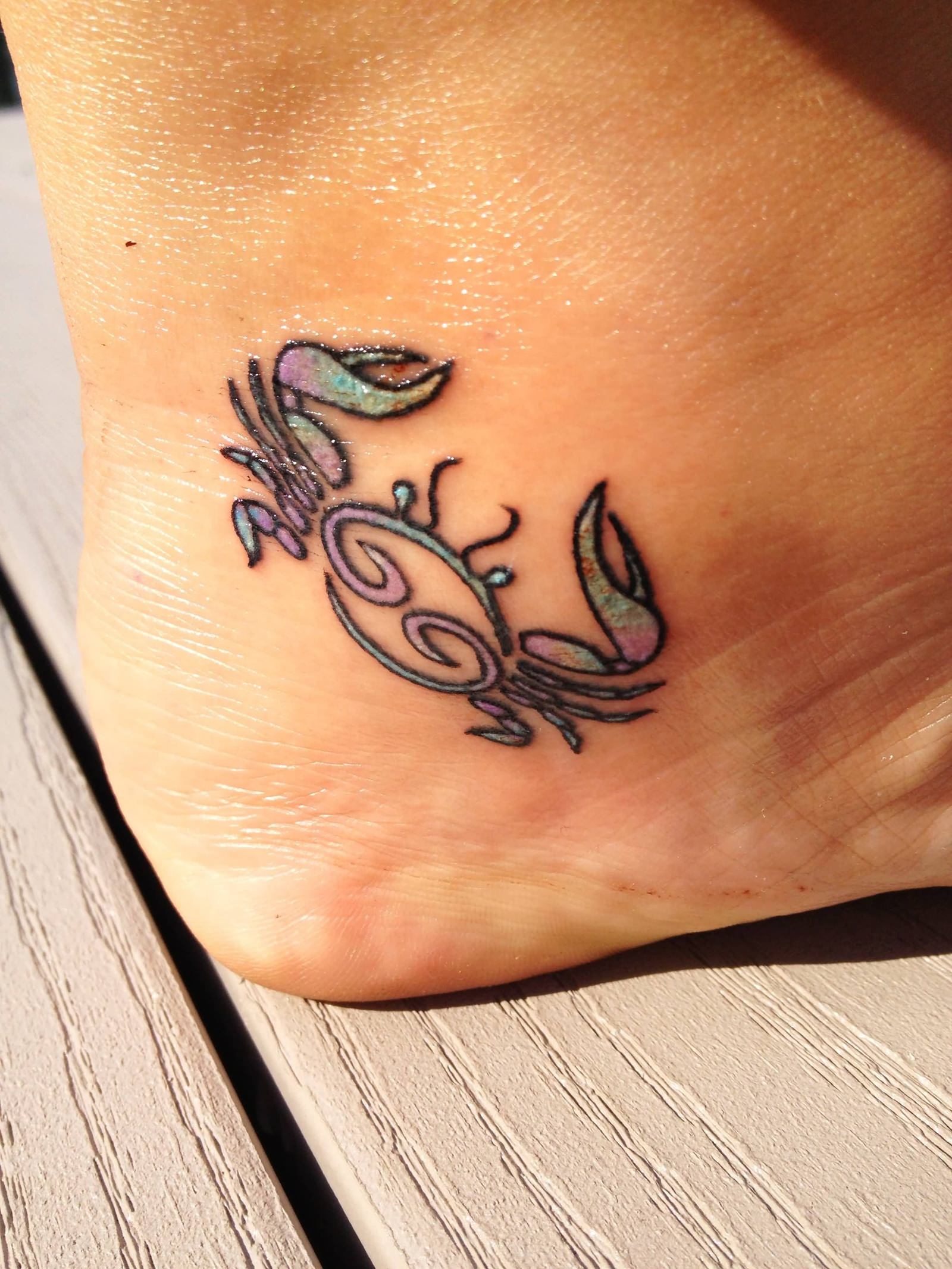 Tatuagem feita no pé do signo de câncer