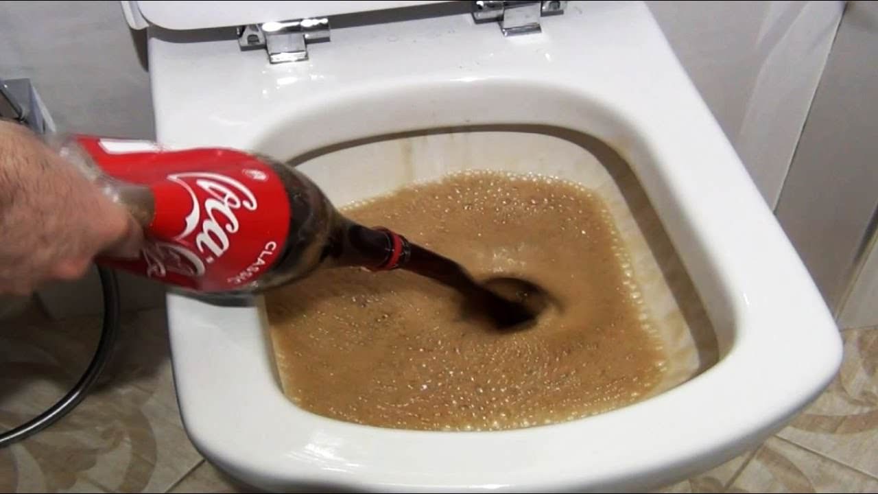 Usando Coca-cola para desentupir o vaso