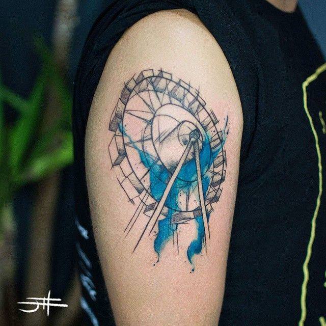 Roda gigante tatuada no braço