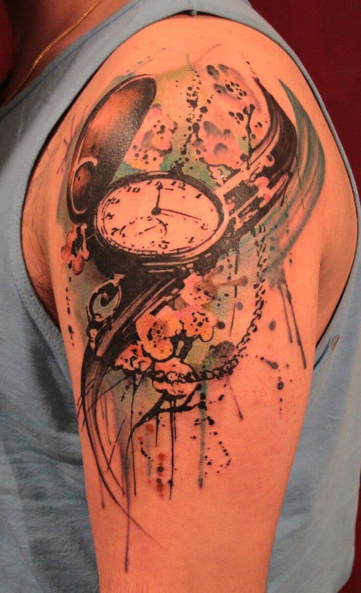 Relógio aquarela tatuado no braço