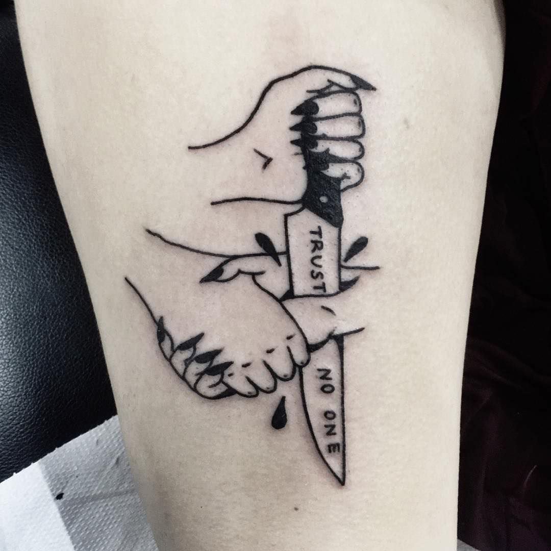 Tatuagem EMO feita no braço