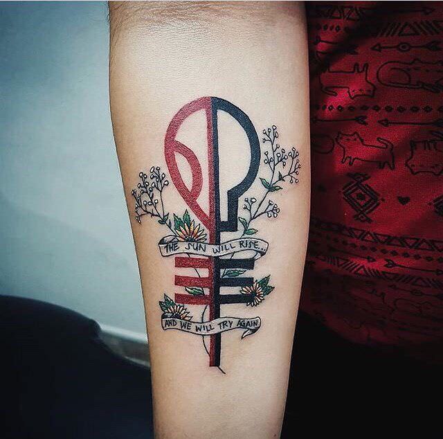 Outro simbolo EMO tatuado no braço com mistura de frases