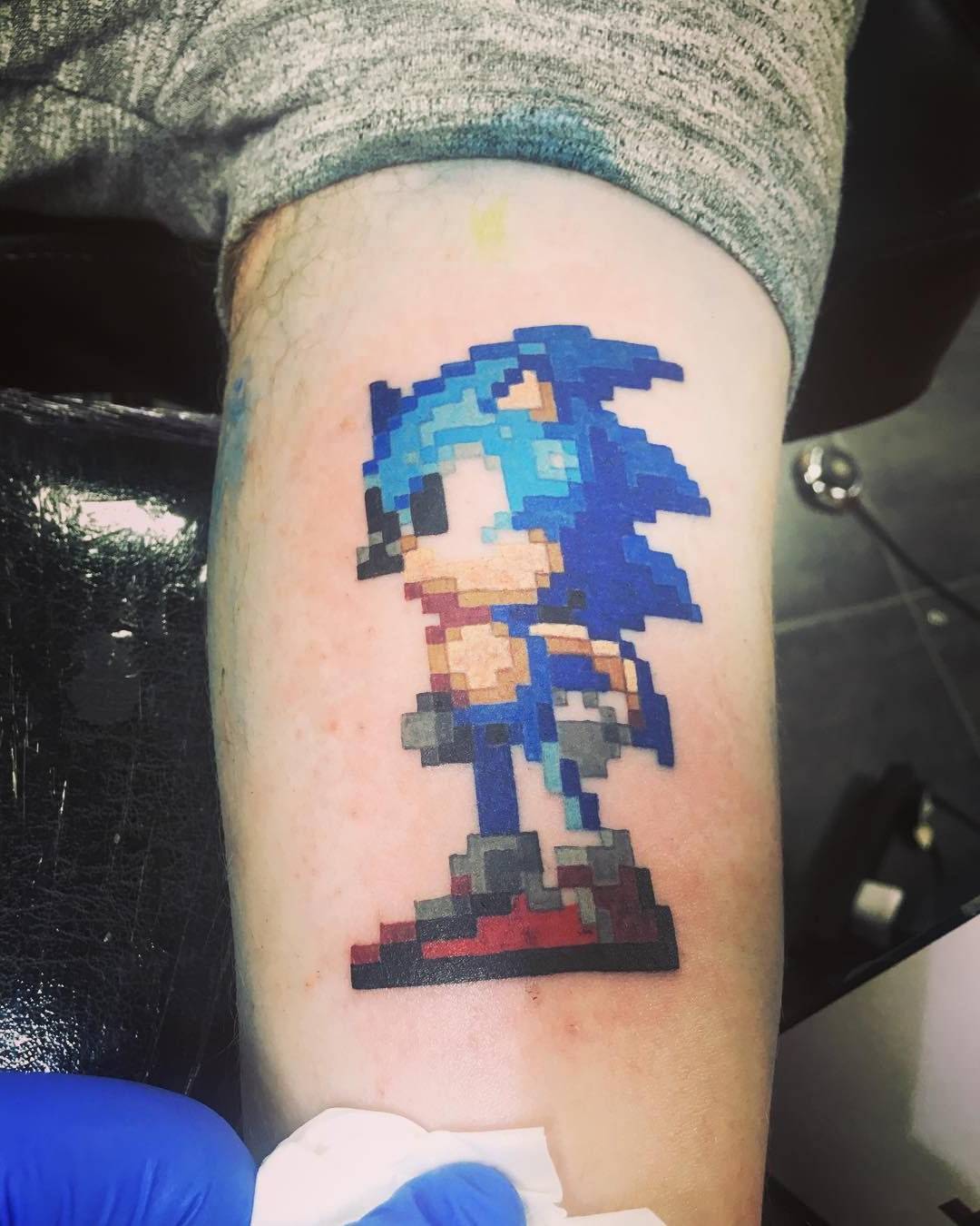Sonic estilo pixel tatuado no braço