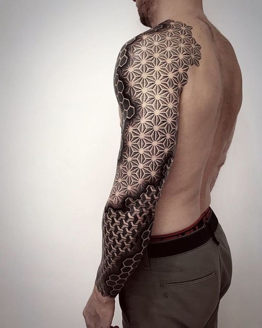 Tatuagem geométricas tomando o braço todo