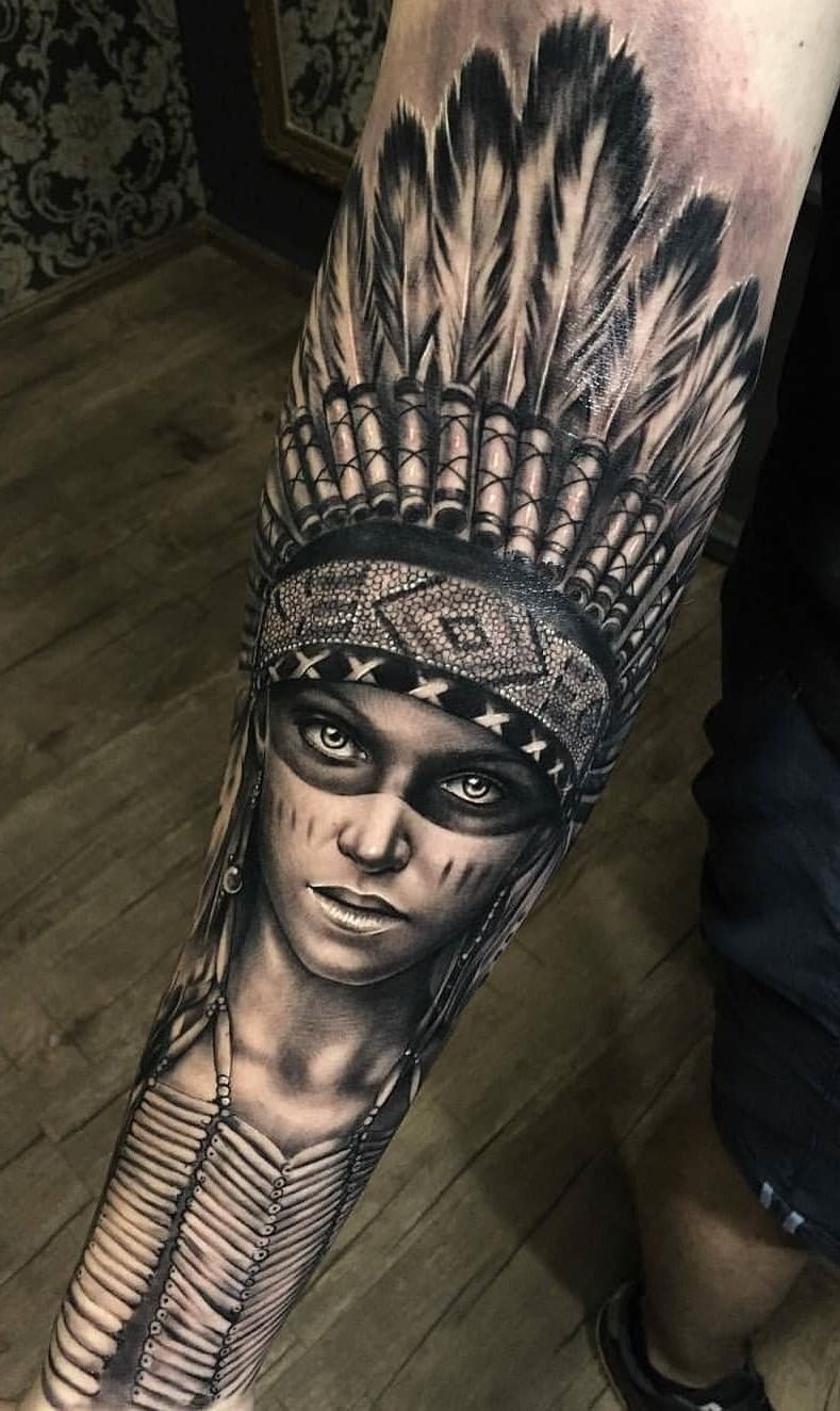 Lida tatuagem indígena feita no braço