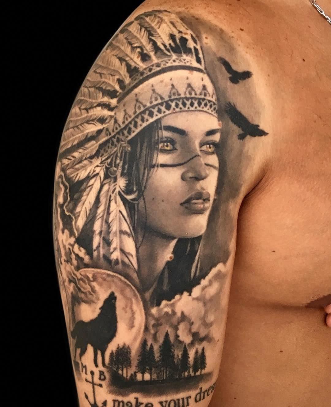 Indígena tatuada no braço