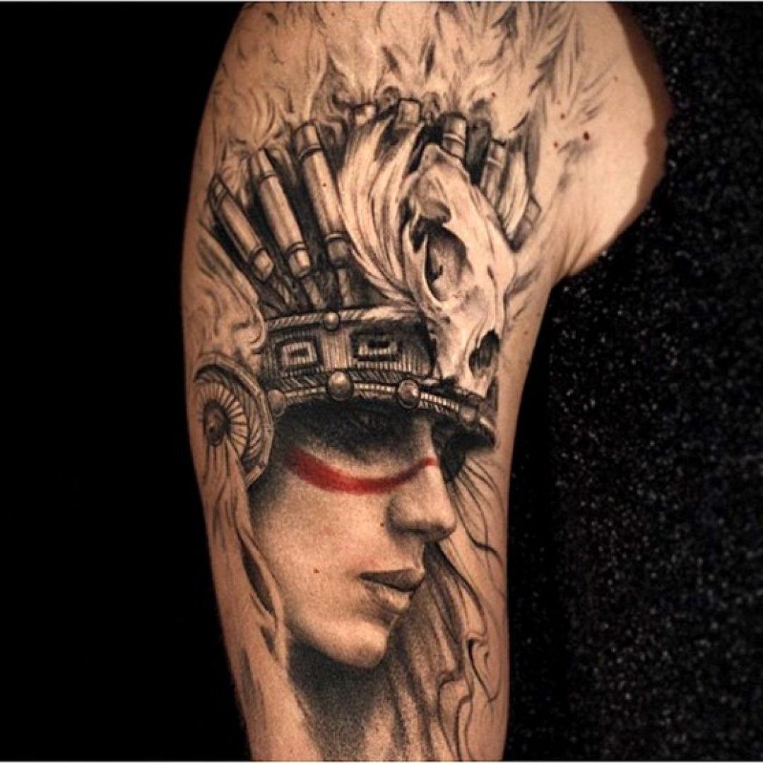 Tatuagem de uma índia feita no braço