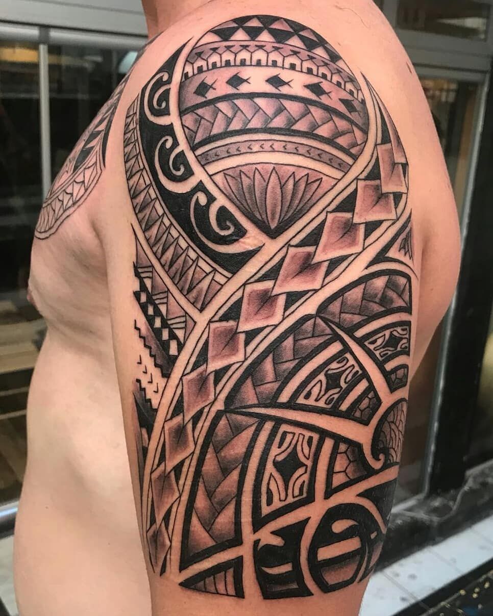 Tatuagem Maori usando alguns detalhes coloridos