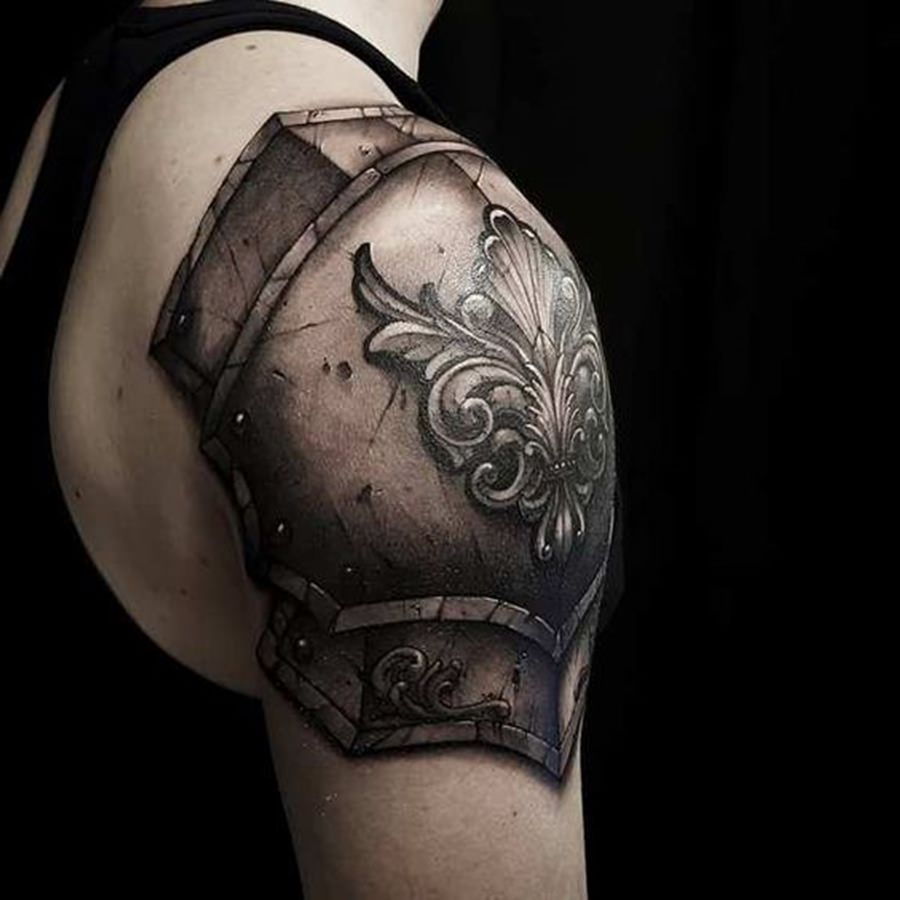 Tatuagem de armadura usada na batalha
