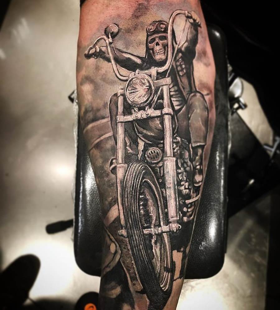 Motoqueiro fantasma tatuado no braço