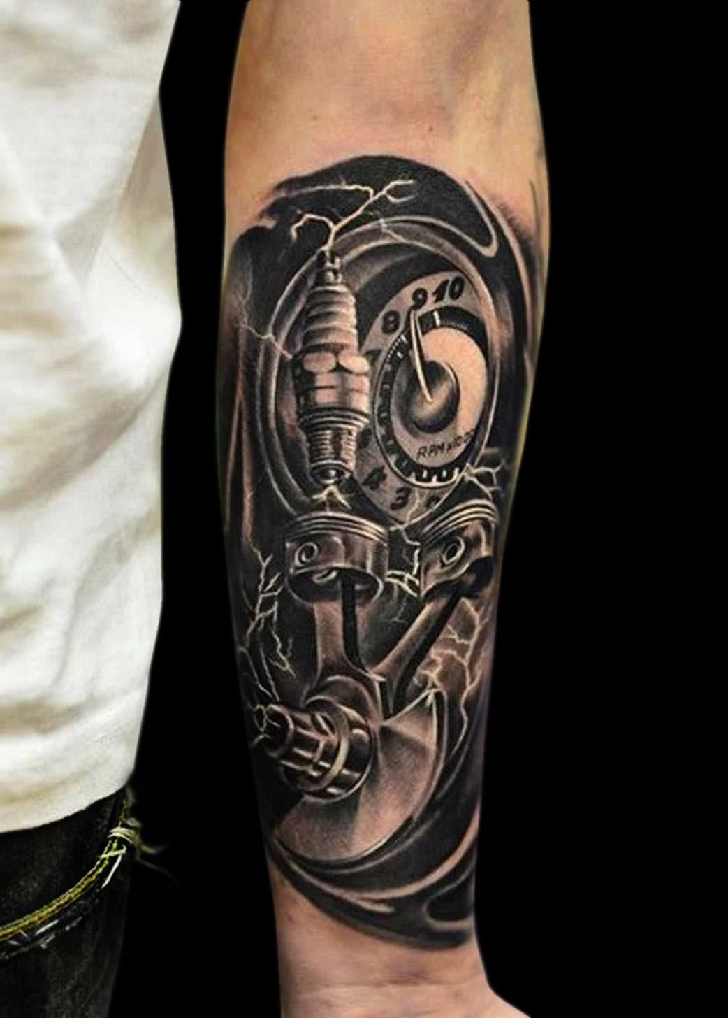 Tatuagem realista preta de partes da motocicleta feita no braço