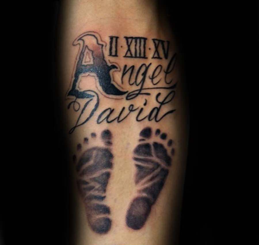 Tatuagem do filho recém nascido tatuado no braço