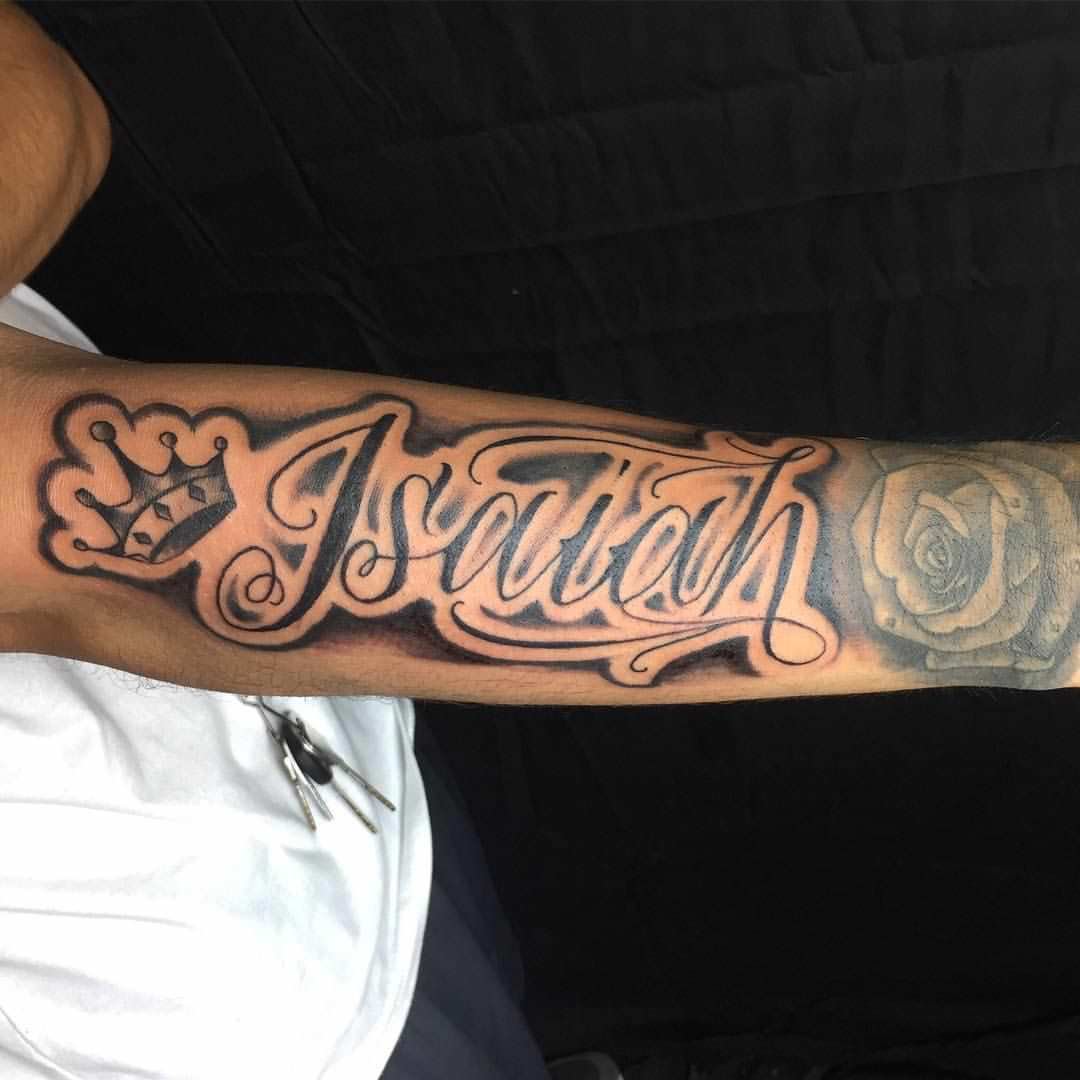 Tatuagem estilosa de nome feita no braço