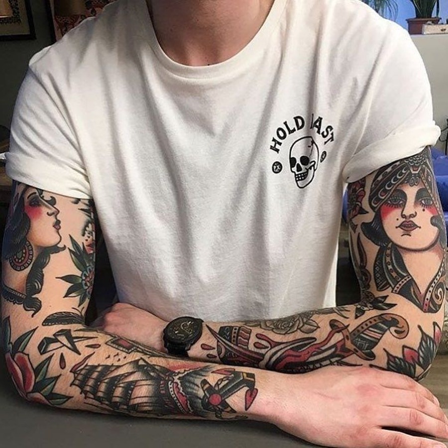 Dois braços fechados com tatuagens old school
