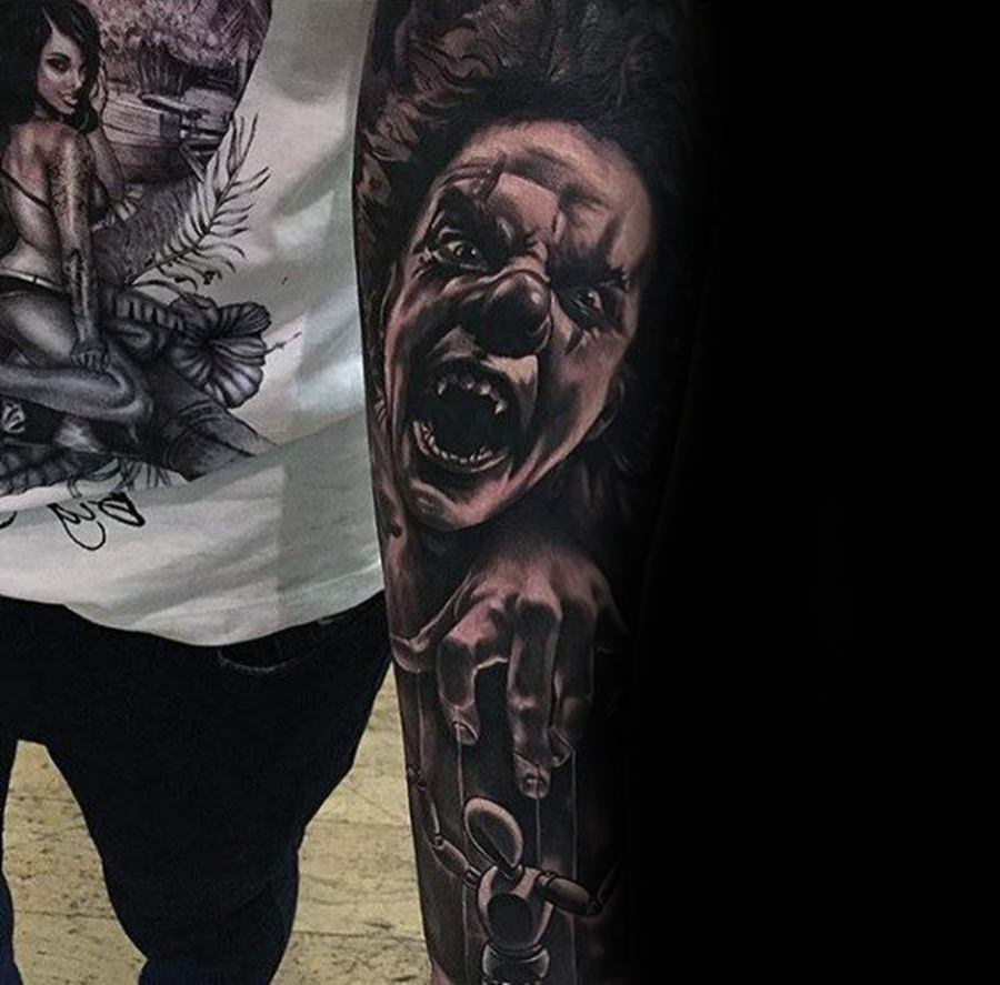 Palhaço assassino tatuado no braço