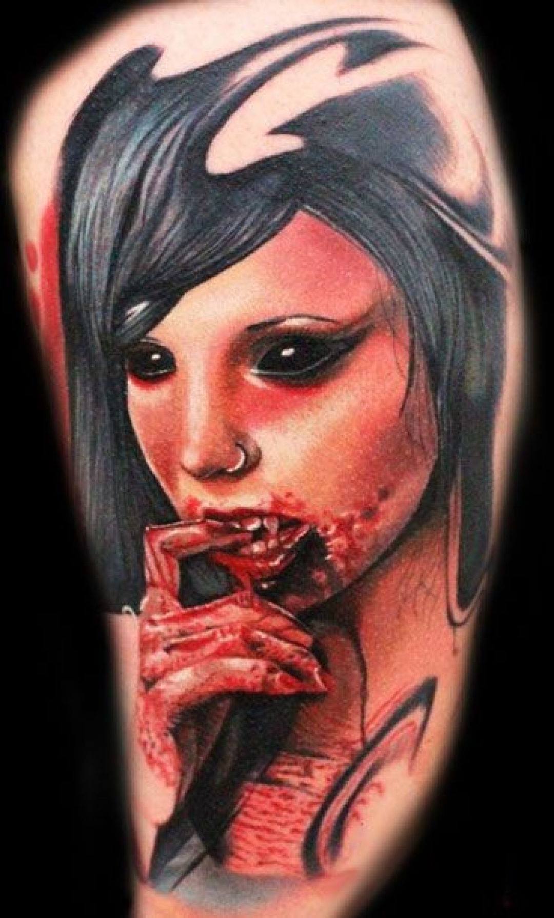 Vampira ao estilo filme de terror tatuada no braço