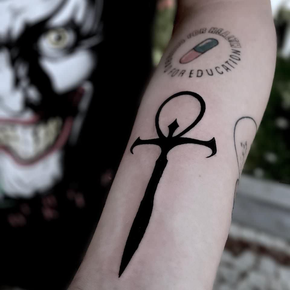 Estaca para usar em vampiros tatuado no braço