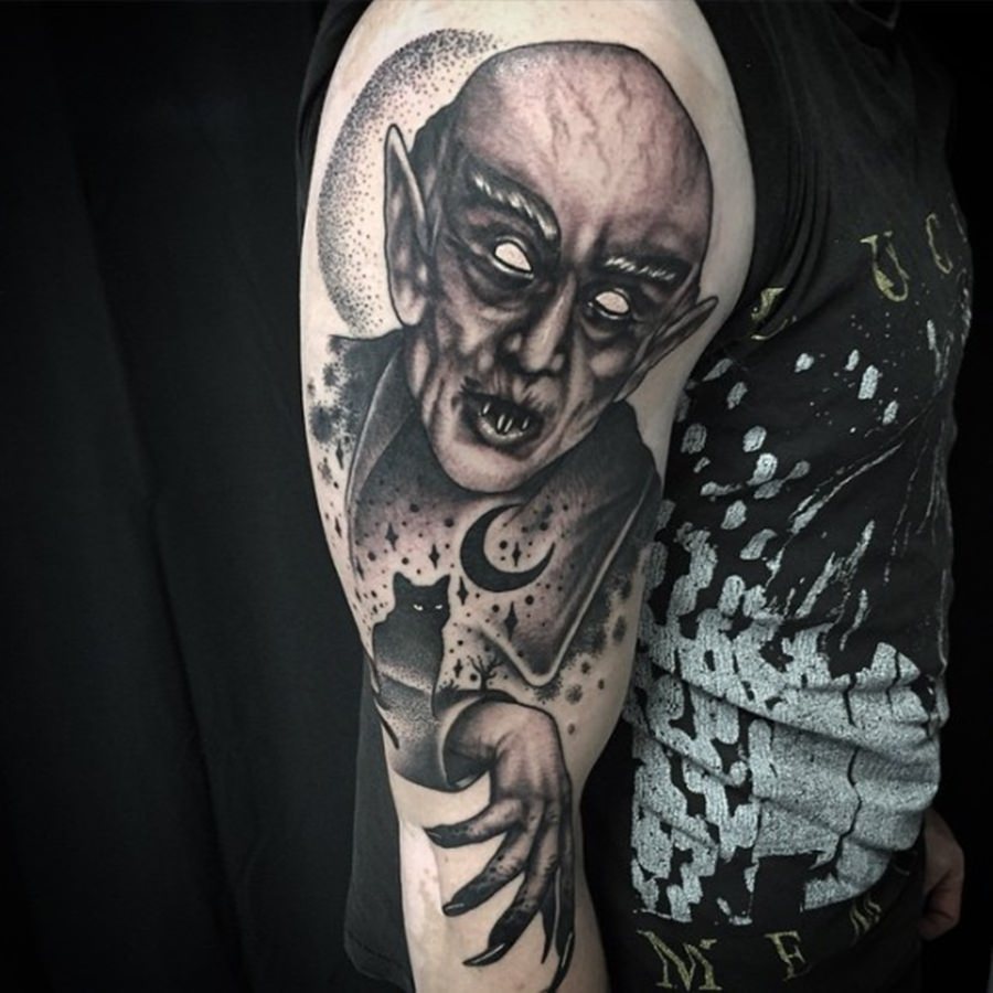 Vampiro sinistro tatuado no braço